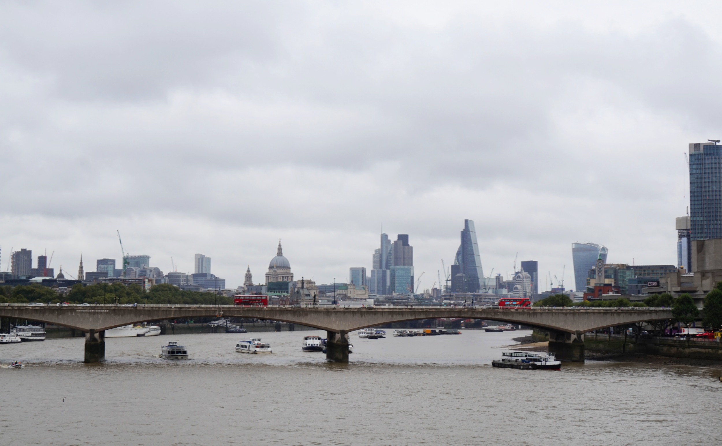 londres-sous-la-pluie-embankment